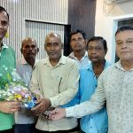 Delegation from the Shaheed Shakti Nath Mahto Memorial Committee meets Baghmara SDPO; extends invitation for the birth anniversary celebration.