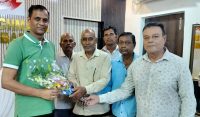 Delegation from the Shaheed Shakti Nath Mahto Memorial Committee meets Baghmara SDPO; extends invitation for the birth anniversary celebration.