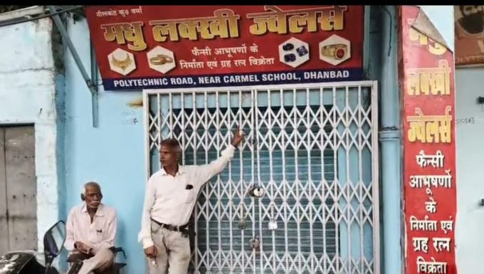 Thieves cut through the wall of a jewelry shop and made off with silver worth lakhs; they also stole the CCTV DVR.