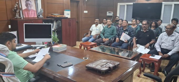 Jharkhand Veterinary Services Association meets Deputy Commissioner, demands arrest of the accused.