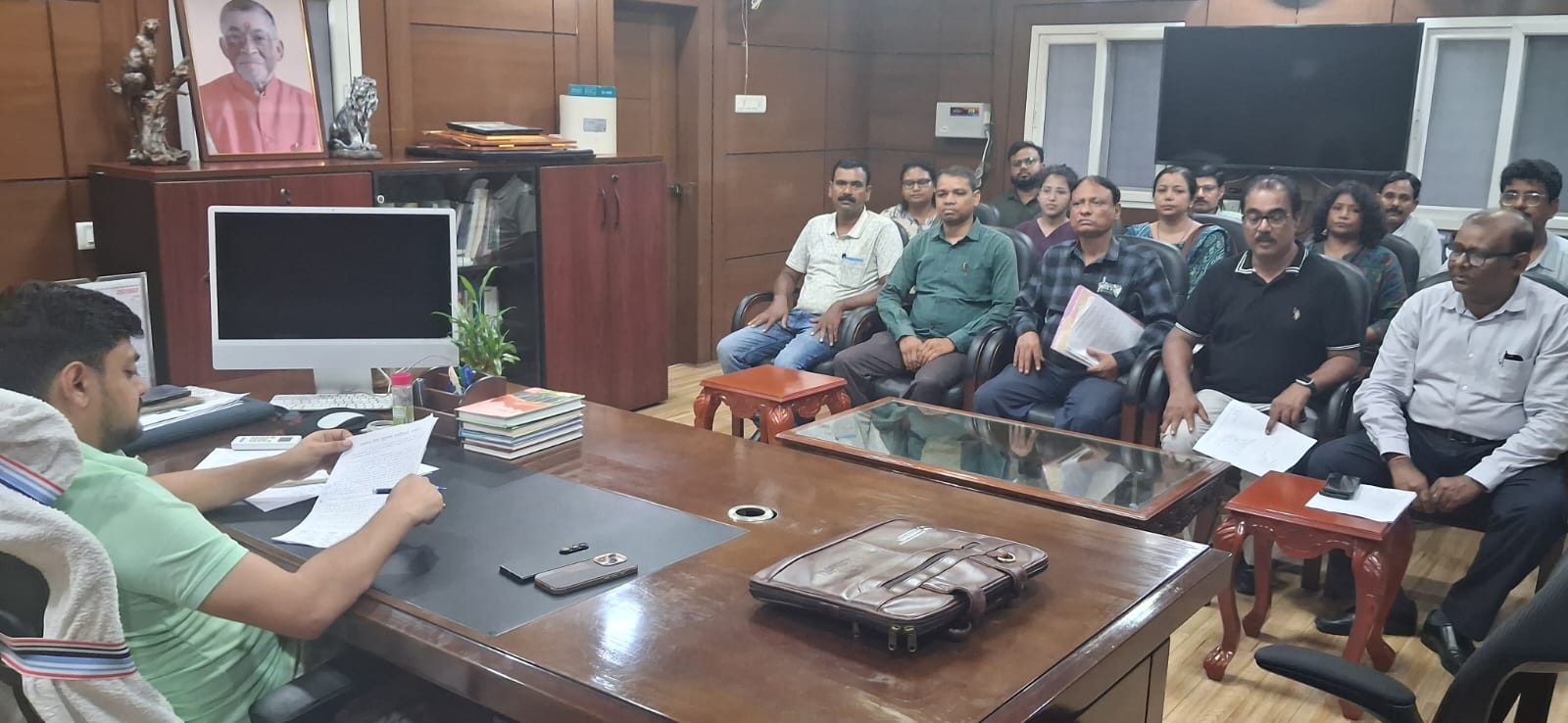 Jharkhand Veterinary Services Association meets Deputy Commissioner, demands arrest of the accused.