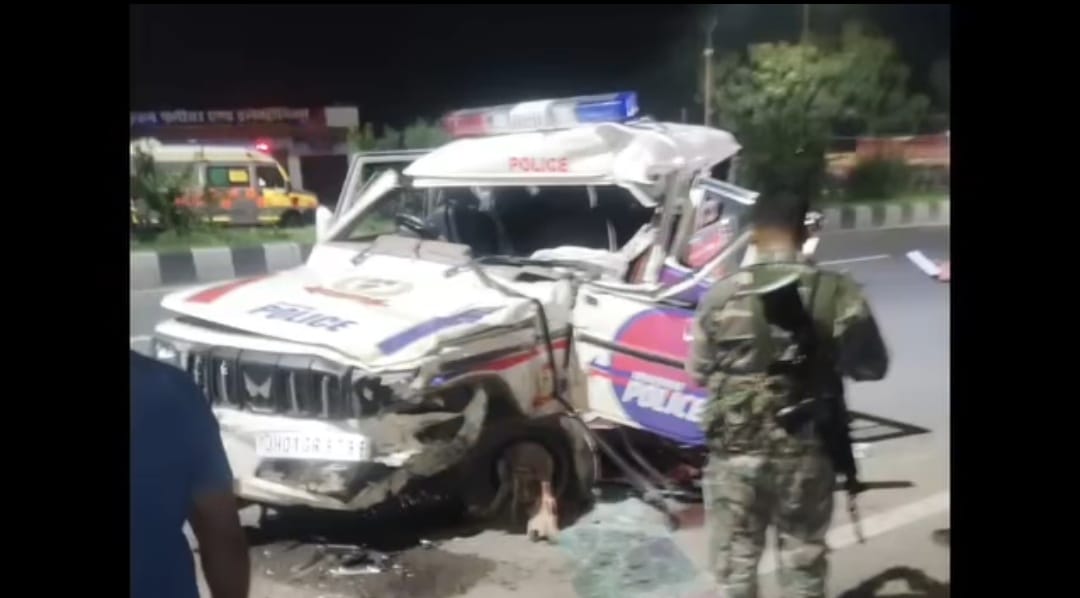 Hazaribagh police vehicle returning from Maithon collides with stationary trailer: One jawan killed, three critically injured.