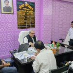 Dhanbad: Divisional Commissioner conducts surprise inspection of Govindpur Circle Office.