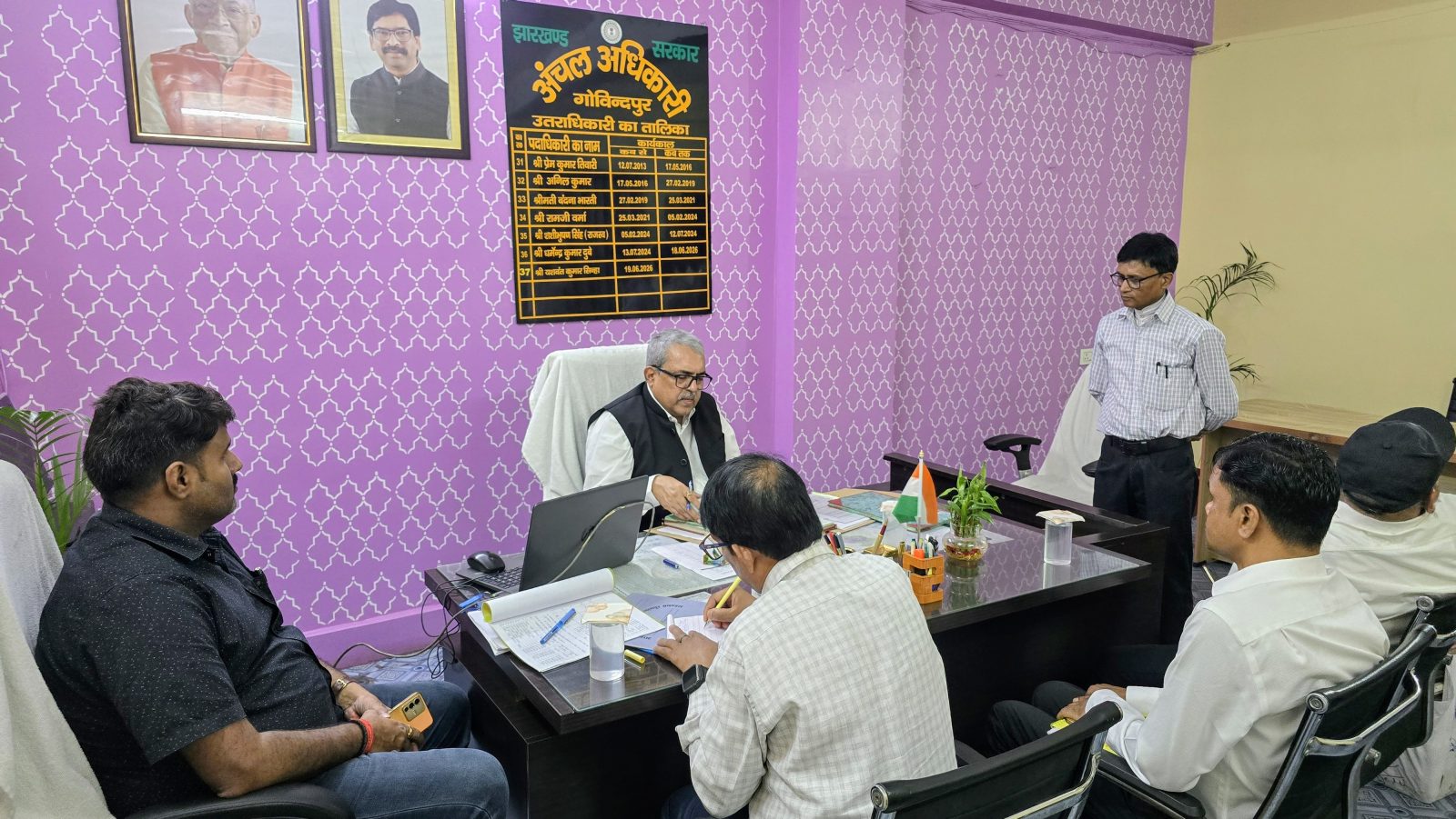 Dhanbad: Divisional Commissioner conducts surprise inspection of Govindpur Circle Office.