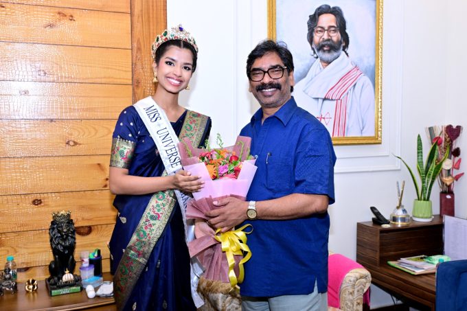 Deepali Riya, winner of Miss Universe Jharkhand 2026, paid a courtesy call on Chief Minister Hemant Soren; the CM congratulated her.