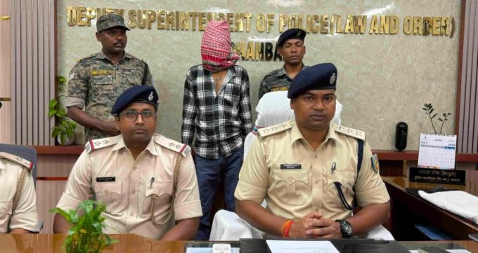 Criminal arrested with American pistol in Dhanbad.