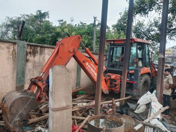Dhanbad: Route from Steel Gate to SNMMCH cleared of encroachments; patients and ambulances get major relief.