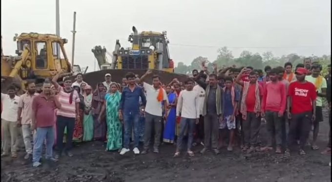 Threat to Livelihood: Unorganized workers at Muraidih Colliery vent their anger; halt operations by blocking traffic.