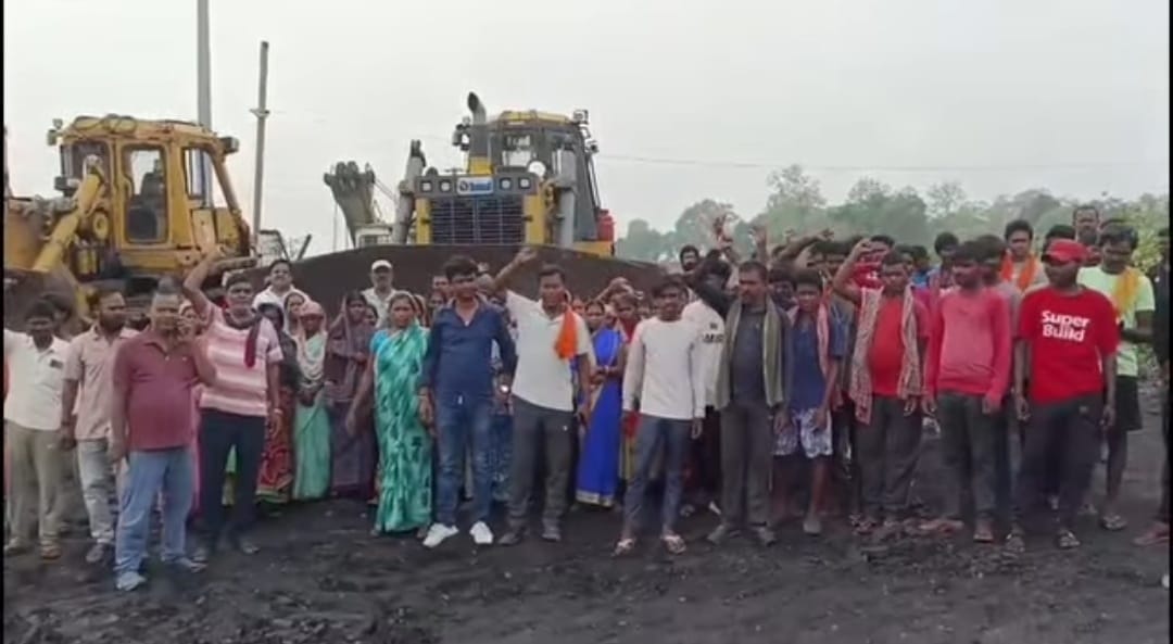 Threat to Livelihood: Unorganized workers at Muraidih Colliery vent their anger; halt operations by blocking traffic.
