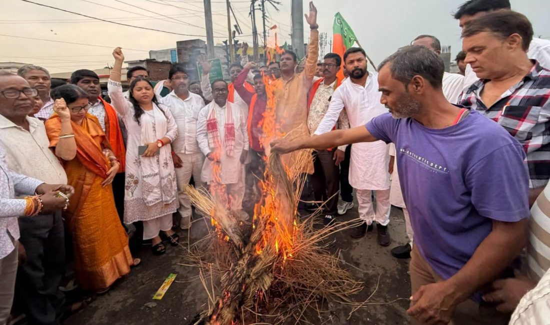Accusation of jeopardizing the youth's future: Dhanbad BJP (Rural) stages a protest and burns an effigy of Rahul Gandhi at Govindpur Chowk.