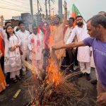 Accusation of jeopardizing the youth's future: Dhanbad BJP (Rural) stages a protest and burns an effigy of Rahul Gandhi at Govindpur Chowk.