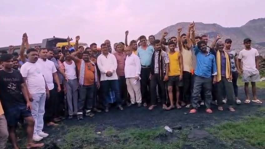 Dhanbad: Uproar erupts in Gonduadih as STG outsourcing work begins; landowners and company supporters clash.