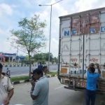 Major police action in Topchanchi: Container filled with cattle seized on the NH; over three dozen cattle sent to Katras Ganga Gaushala.