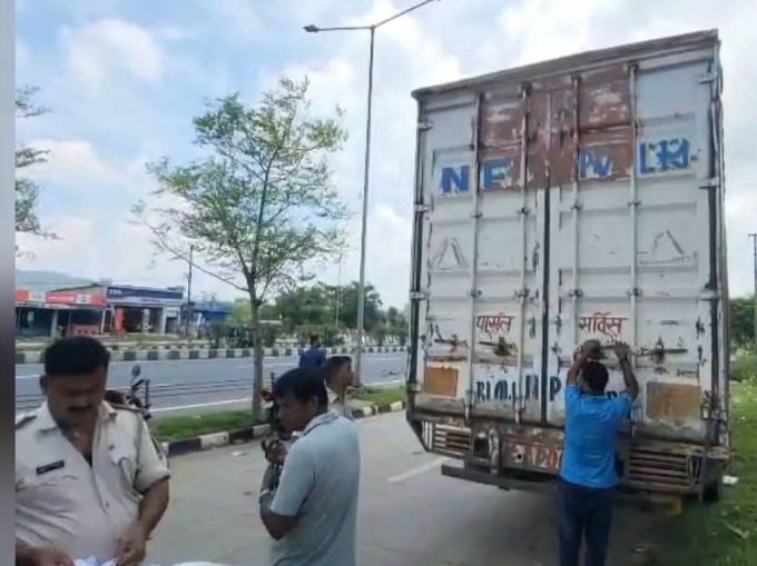 Major police action in Topchanchi: Container filled with cattle seized on the NH; over three dozen cattle sent to Katras Ganga Gaushala.