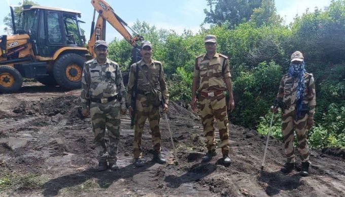 Major crackdown on illegal coal mining in Baghmara's Matigarha: BCCL and CISF shut down the mine opening.