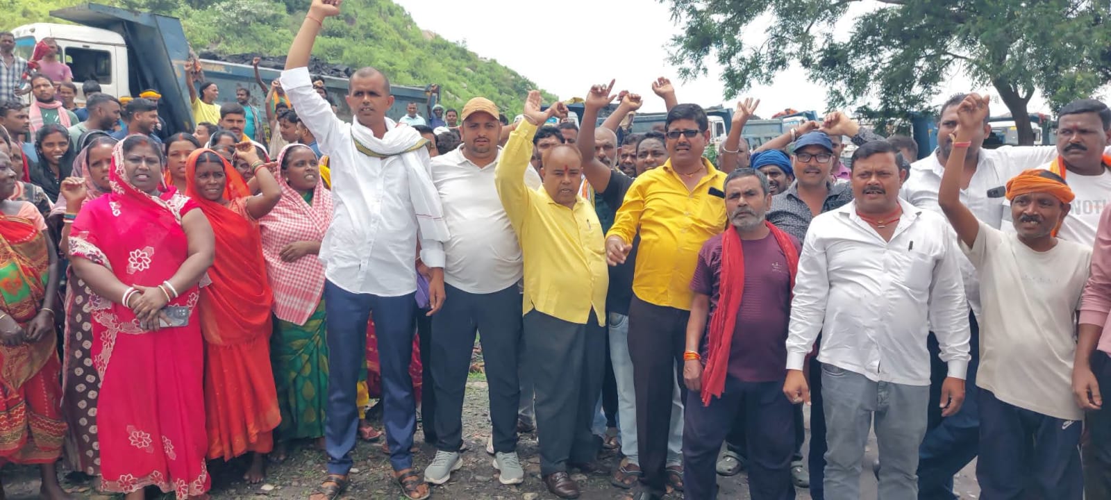 Workers in Gondu-dih vent their anger as STG outsourcing operations come to a halt; they launch a protest against strong-arm tactics.