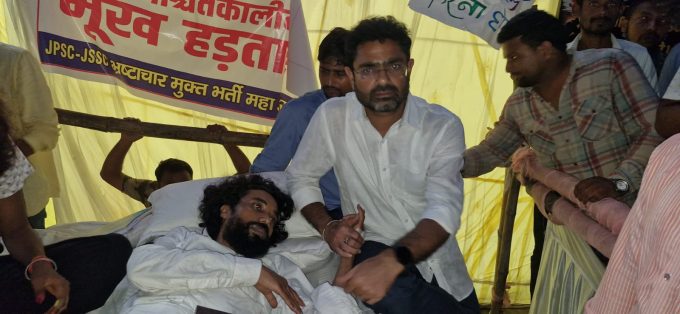 mayur-shekhar-jha-supports-ranchi-student-protest-jpsc-jssc