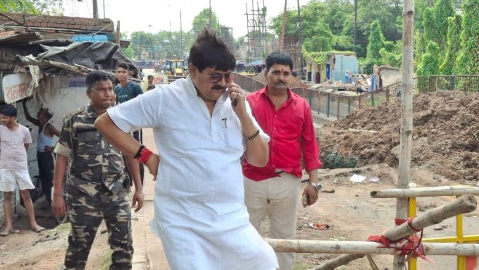 dhanbad-mla-raj-sinha-kenduadih-bhu-dhansan-road-inspection