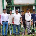 dhanbad-news-mukhiya-bhim-lal-rajak-cycle-distribution-badki-baua-school
