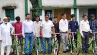 dhanbad-news-mukhiya-bhim-lal-rajak-cycle-distribution-badki-baua-school