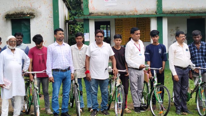dhanbad-news-mukhiya-bhim-lal-rajak-cycle-distribution-badki-baua-school