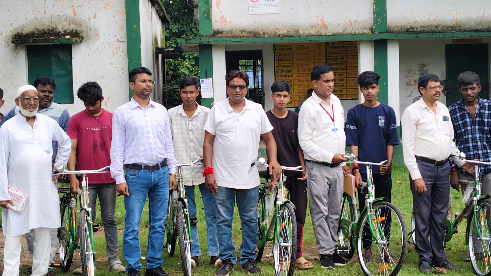 dhanbad-news-mukhiya-bhim-lal-rajak-cycle-distribution-badki-baua-school