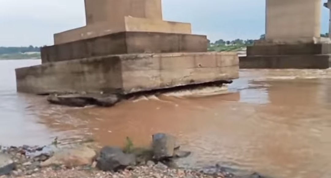 bejra-bridge-pillar-damaged-dhanbad-jamtara-road-closed