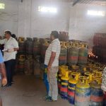 dhanbad-prime-gas-agency-sdm-raid-illegal-cylinder-stock