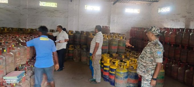 dhanbad-prime-gas-agency-sdm-raid-illegal-cylinder-stock