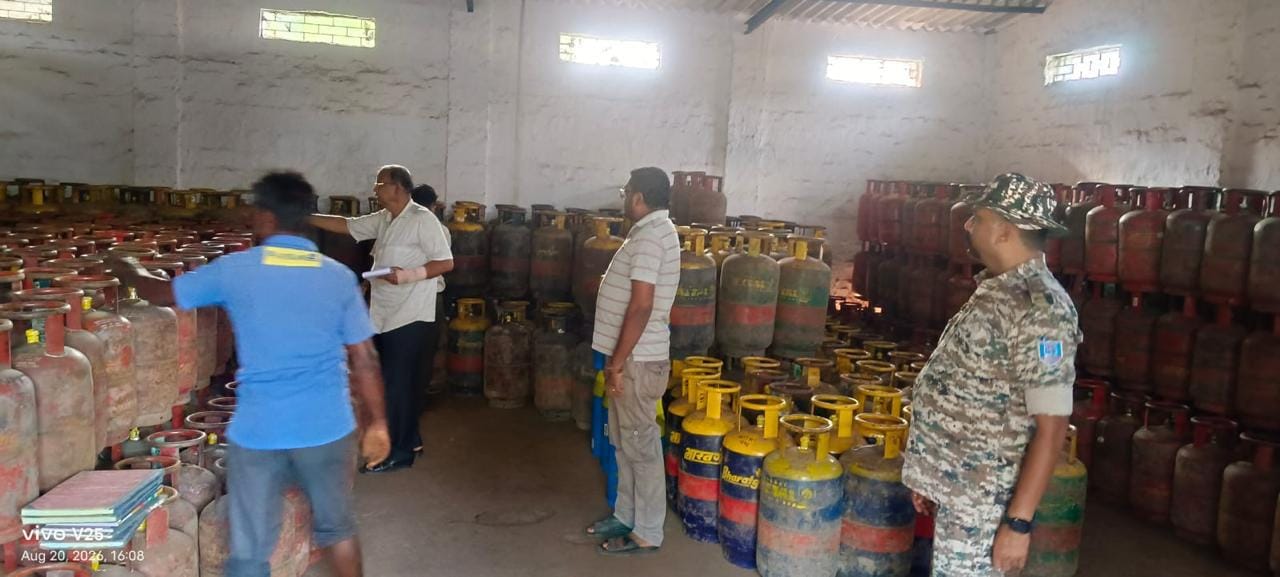 dhanbad-prime-gas-agency-sdm-raid-illegal-cylinder-stock