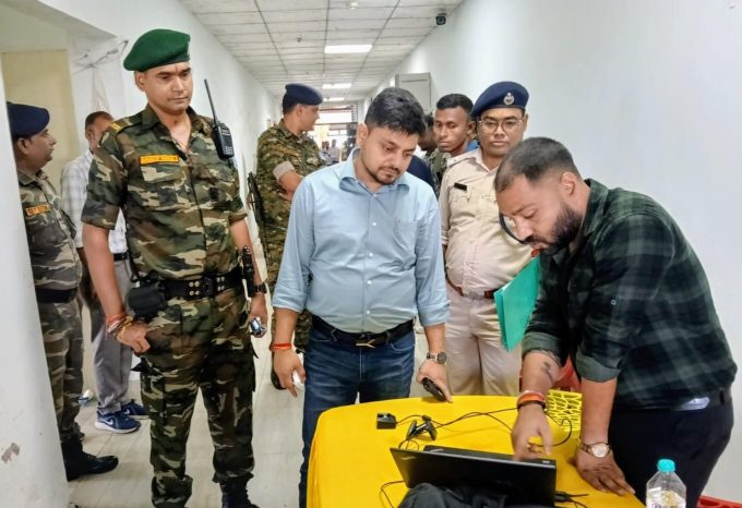 dhanbad-dc-inspects-home-guard-doc-verification