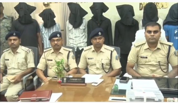 dhanbad-police-arrest-7-criminals-arms-stolen-bike-recovered