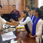 dhanbad-dc-aditya-ranjan-fpo-women-tie-raksha-sutra