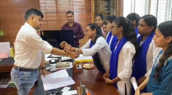 dhanbad-dc-aditya-ranjan-fpo-women-tie-raksha-sutra