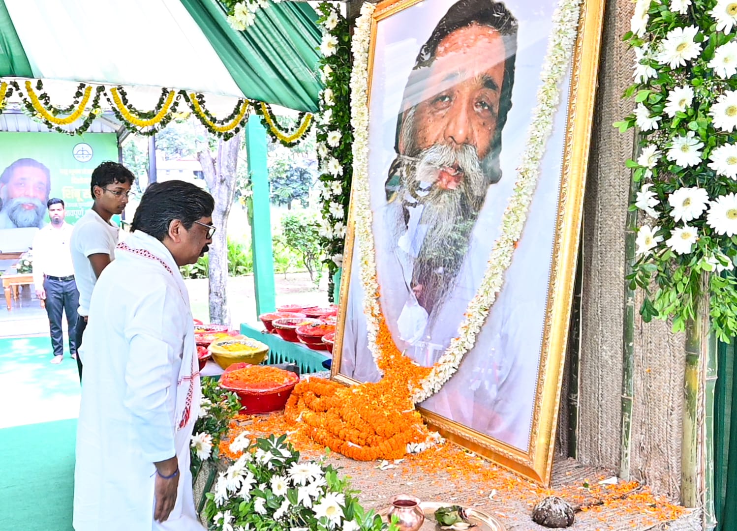 hemant-soren-tribute-shibu-soren-first-death-anniversary